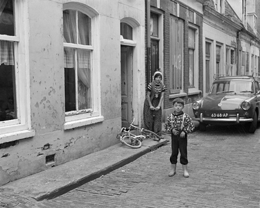 855283 Gezicht op de voorgevel van een onbewoonbaar verklaarde woning in het rijtje onbewoonbaar verklaarde woningen ...